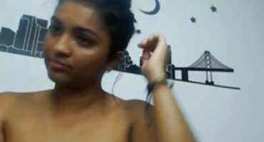 સુંદર ઢીંગલી એક કાળા માણસને ચુંબન વીડીયો સેકસી કરવા દે છે