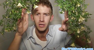 છોકરી એક હિન્દી વીડીયો સેકસી કાળો માણસ આપે છે અને તેના મોટા ઉપકરણનો આનંદ માણે છે