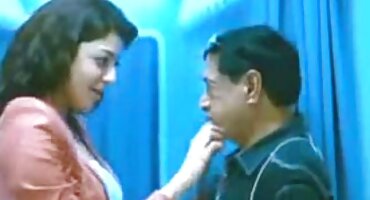 યાટ સેકસી વીડિયો બીપી વીડીયો પર મોટા ચુંબન માણસ સાથે સોનેરી