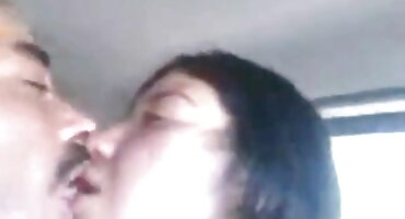 સંતુષ્ટ છોકરી સાથે એક ખુરશી પર બેઠા એચડી વીડીયો સેકસી