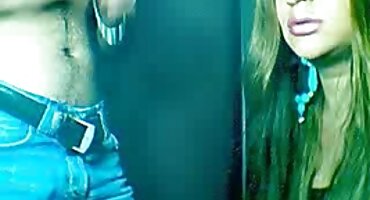 પાતળી રાજકુમારી સેક્સ માટે માણસને આમંત્રણ આપે વીડીયો સેકસ છે