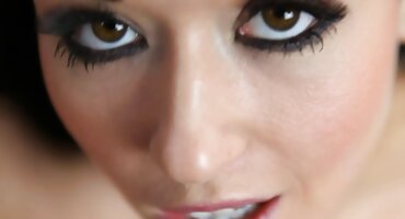 ચિંતિત પૌત્રી દાદાને જાગૃત રાખે સેકસી વીડીયો પિક્ચર છે અને સેક્સને પ્રોત્સાહન આપે છે