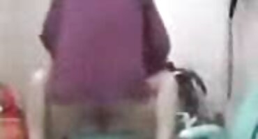 બરફ-સફેદ પલંગ પર, એક કિશોરવયની છોકરી તેની સેકસી બીપી વીડીયો આંગળીઓ અને તેની બિલાડીને ચીડવે છે