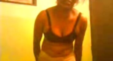 પટ્ટાવાળી મોજામાં છોકરી ફોન પર વાત કરે છે અને ચુંબન સાથે સેકસી પીચર વીડીયો અશ્લીલ છે