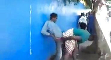 એક કાળા આદિવાસી સેકસી વીડીયા માણસની સામે તેના પગને હસ્તમૈથુન કરતી છોકરી