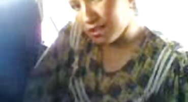 પિટાઇટ વ્યક્તિ એક વિચિત્ર વીડીયો સેકસ કૂતરી ચુંબન જાહેર માં