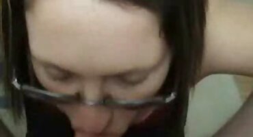 મિન્ક્સ રુંવાટીવાળું અને ઉત્સાહિત માં તેના બિલાડી ઘસવામાં સેકસી વીડીયો બતાવો