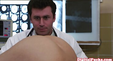 સ્કર્ટમાં ઘૃણાસ્પદ માણસ મહિલાઓને એકાંતરે ચુંબન ગુજરાતી સેકસી વીડીયો પિચર કરે છે