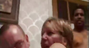 બે છોકરાઓ વીડીયો સેકસી અને છોકરીઓ લૉન પર પ્રેમ બનાવે છે