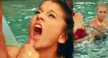 સોનેરીએ કાળા માણસને કોન્ડોમનો ઉપયોગ એચડી સેકસ વીડીયો કરવાની મંજૂરી આપી.