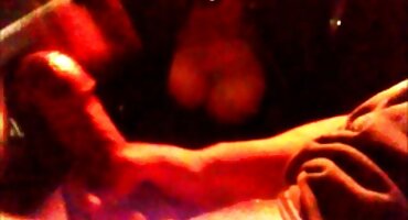 શ્યામ તેના વાળ નીચે અને ત્રીપલ એક્સ બીપી વીડીયો સેકસી મૌખિક આનંદ આપે છે