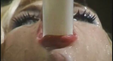 માસ્ક પહેરીને, તે તેના મોંમાં એક ટોટી મૂકે છે અને નરમાશથી સ્ટ્રોક સેકસી પીચર વીડીયો કરે છે