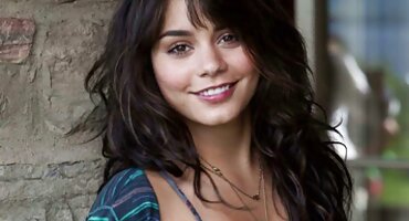 છોકરીએ તેના હોઠને જુદી જુદી સ્થિતિમાં ચુંબન એચડી વીડીયો સેકસી કર્યું.