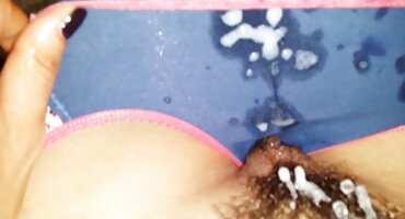 એક સ્ત્રી જે તેના માથાને હલાવે સેકસી બીપી વીડીયો સેકસી બીપી વીડીયો છે અને હલાવે છે