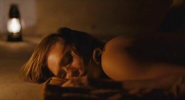 મહેનતુ વ્યક્તિ વીડીયો સેકસ એક વૈભવી સોફા પર એક શ્યામા ચુંબન કરે છે