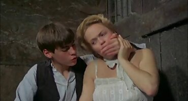 મોટા ટિટ્સ સાથેની ફુલ એચડી વીડીયો સેકસી છોકરી કામ પર બોસને શરણાગતિ આપે છે