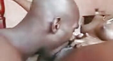 કેમેરાની સામે સેકસી વીડીયા સેકસી વીડિયો નરમ બિલાડી અને અન્ય આભૂષણો બતાવી રહ્યા છે