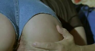 કબાટમાં એક અનુભવી મહિલાએ તેના પતિને સેકસી પીચર વીડીયો શરણાગતિ આપી