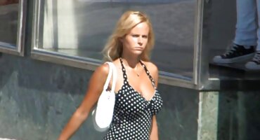 કાળા શર્ટમાં માણસ સસલાના છિદ્રમાં કામ બીપી વીડીયો ફુલ સેકસી પર વાછરડાને ચુંબન કરે છે