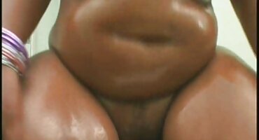 તેણે એક સરસ ચુંબન માટે કાળા માલિશ કરનારને આમંત્રણ સેકસી વીડીયા સેકસી વીડીયા આપ્યું.