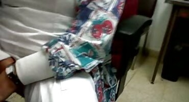 એક યુવાન છોકરી પર મોટા કાળા ટોટી. સેકસી ગુજરાતી વીડીયા