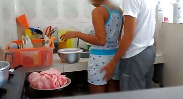 એક યુવાન સ્ત્રી મોટા માણસના શિશ્નને પ્રેમ કરે છે. વીડીયો સેકસી બીપી