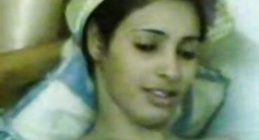 તેણે ગુલાબી બિલાડી સાથે પલંગ પર એક છોકરીને ચુંબન કર્યું. સેકસી વીડીયા સેકસી વીડીયા