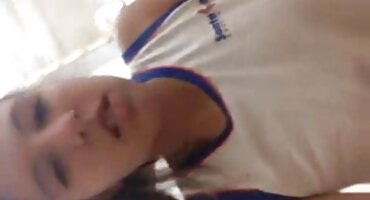 તેણે તેને ટેબલ પર મૂક્યો અને છિદ્રમાં એક સેકસી વીડીયો બતાવો વિચિત્ર છોકરીને ચુંબન કર્યું