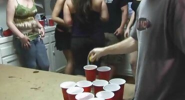 વૃદ્ધ મહિલાએ તેની પુત્રીને પહેરવા માટે એક બિલાડી બીપી સેકસી વીડીયો પિચર આપી.