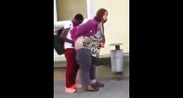 એક પાતળી યુવાન સ્ત્રી સખત બોસ પર સવારી બીપી વીડીયા સેકસી કરે છે