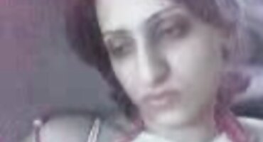 સુંદર ડિપિંગ છોકરી મોજાં સક્રિય રીતે ટોટી ફુલ સેકસી વીડીયા પર અટવાઇ