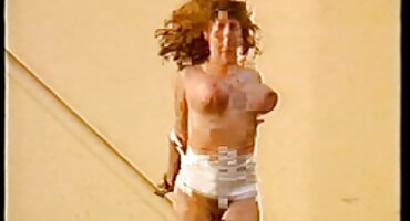 બરફ-સફેદ સેકસી વીડીયો સેકસી સોફા પર છોકરી સ્ટોકિંગ્સ ચૂસી