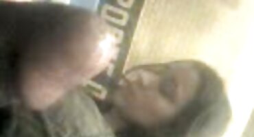 ચશ્મા સાથેની સ્ત્રી આજ્ઞાકારી રીતે સેકસી વીડીયો વીડીયો બ્લોજોબ આપે છે