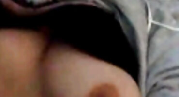 આ વ્યક્તિએ ત્રીપલ એક્સ સેકસી બીપી વીડીયો મિનિબસ પર એક છોકરીને ચુંબન કર્યું.