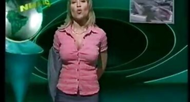 આ સુંદર છોકરી તેની બિલાડીને પ્રેમ કરે છે. સેકસી વીડીયો લાઈવ