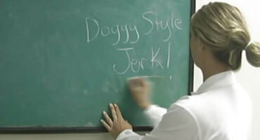 એક અડગ માણસ તેની ત્રીપલ એક્સ સેકસી બીપી વીડીયો પીઠ પર સૂઈ જાય છે અને તેના શિશ્નને બિલાડીની અંદર ધકેલે છે