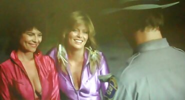 ગુલાબી સ્ટોકિંગ્સમાં રેડહેડ સેકસી વીડીયો સેકસી સખત અજાણી વ્યક્તિને શરણાગતિ આપે છે