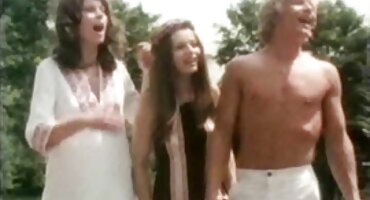 એક ચુંબન સાથે કાર માં ચરબી સ્ત્રી અશ્લીલ. સેકસી વીડીયો ઓપન