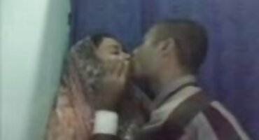 એક કાળા માણસે તેના સેકસી ગુજરાતી વીડીયા એક સહપાઠીઓની ગર્દભને ચુંબન કર્યું.