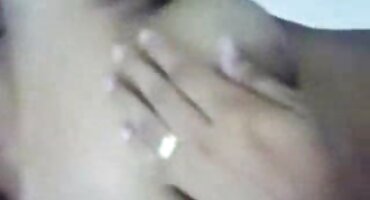 ઘનિષ્ઠ વાળવાળી યુવતી એક માણસની સામે તેના સેકસી વીડીયો બ્લુ પિક્ચર પગ ફેલાવે છે