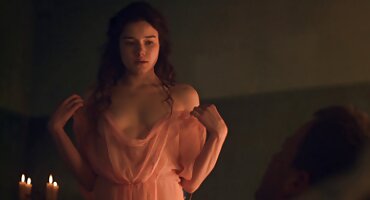 ચોકલેટ છોકરી તેના હાથને એચડી વીડીયો સેકસી ફેલાવે છે