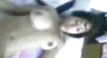 લવચીક વિદ્યાર્થી રમતનું સેકસી વીડીયો ઓપન મેદાન પર તેની ટોપીમાં હાથ મૂકે છે