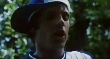 યુવાન વ્યક્તિ ગધેડા છોકરીમાં તેના અસ્પષ્ટ સેકસી પીચર વીડીયો ટોટીને છીનવી લે છે