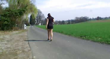 એક ટેક્સી ડ્રાઈવર એક ગ્રાહકને ચુંબન કરે છે કારણ કે તેની પાસે સેકસ વીડીયો બતાવો પૈસા નથી.