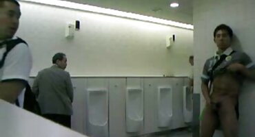 સ્ત્રી જે એક સેકસી વીડીયો ઓપન બિલાડી ચુંબન તેના સફેદ ડ્રેસ બંધ લીધો