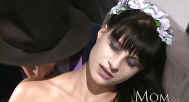 તેમણે કેન્સર સાથે પ્રોફેસર મૂકી અને સેકસી ફીલમ વીડીયો હાડકા માટે ચુંબન શરૂ કર્યું.