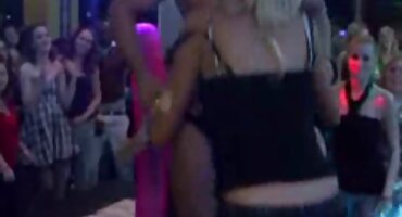 દિવાલ ત્રીપલ સેકસ વીડીયો દ્વારા અશ્લીલ.