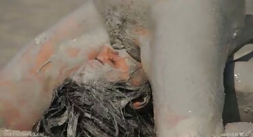 ઠંડીમાં ચાલ્યા પછી, યુવાન ઘરે પાછો ફર્યો અને ચુંબન સેકસી વીડીયો સેકસી કર્યું