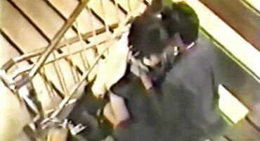 એક સ્ત્રી ફ્લોર પર સેકસી ફીલમ વીડીયો ચુંબન સાથે અશ્લીલ