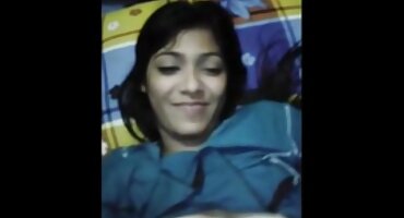 ફ્લોર પર એચડી વીડીયો સેકસી બેસીને, મમ્મઝેલ એક યુવાન સાથે અશ્લીલ